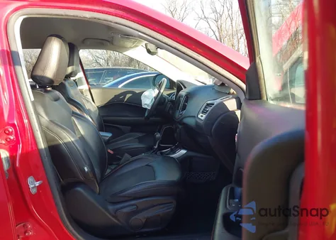 2019 Jeep Compass Latitude 4X4 z USA, uszkodzony, nr VIN 3C4NJDBB5KT737225